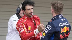 Max Verstappen , vencedor en Japón, felicita a Carlos Sainz tras la carrera