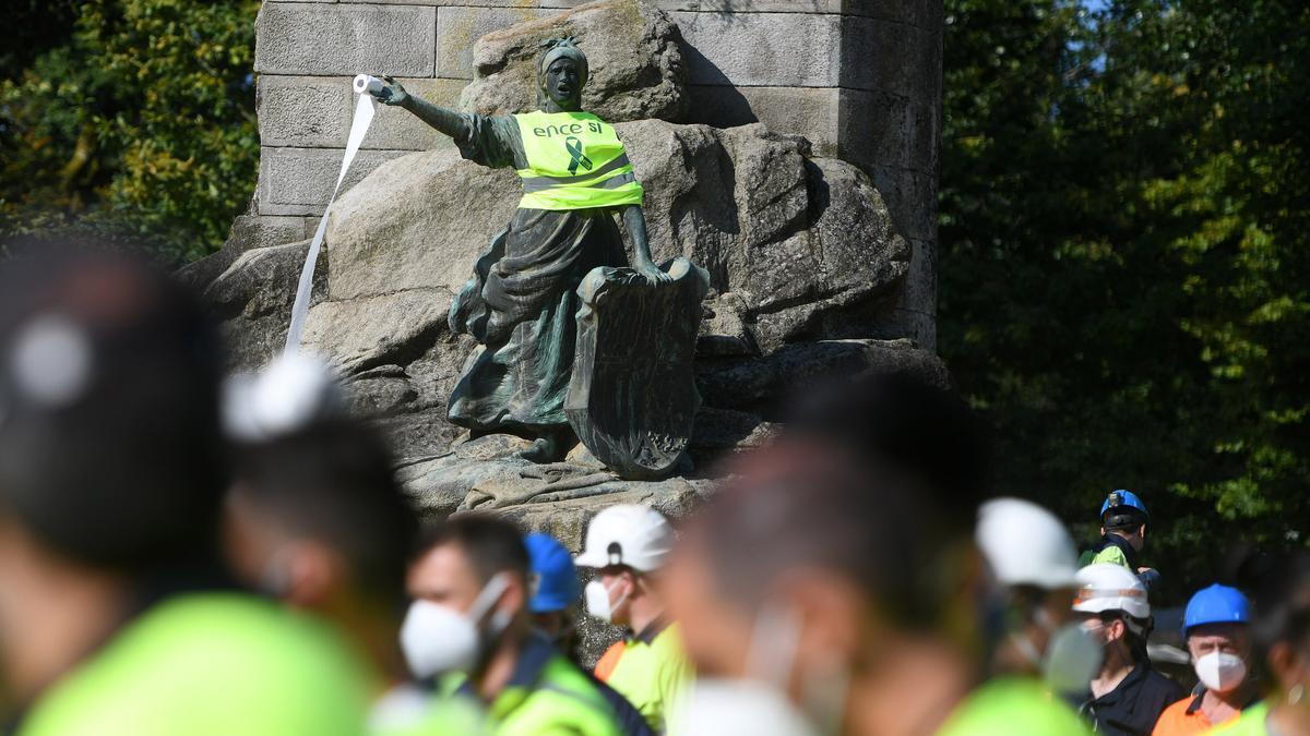 Trabajadores de Ence y auxiliares cortan el tráfico en los accesos a Pontevedra