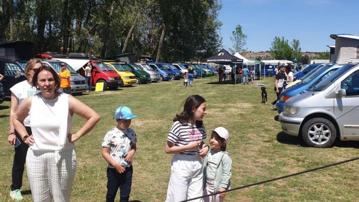 Turistas de distintas comunidades autónomas se concentran en el área de autocaravanas de Venialbo  | J. V.