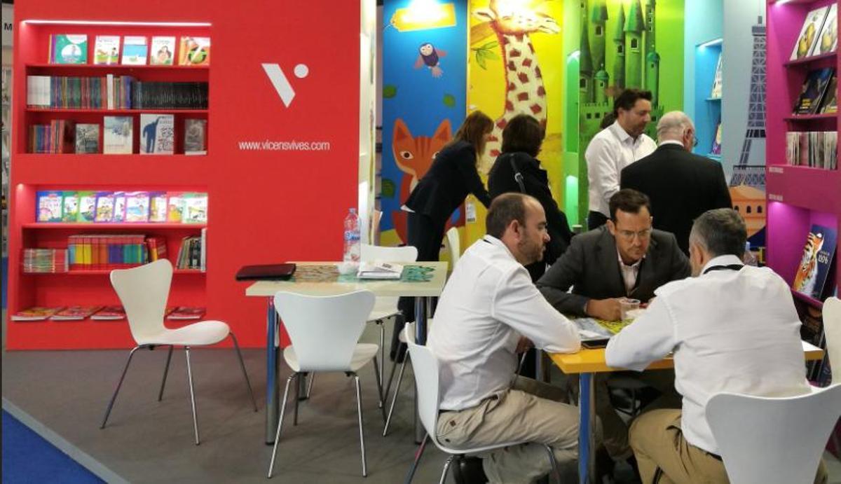 Estand de la editorial Vicens Vives en la feria Liber