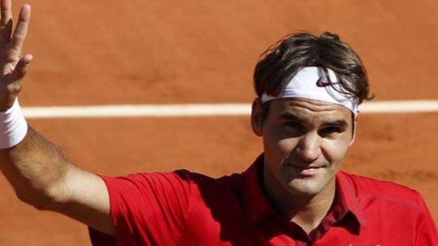 Roger Federer celebra su victoria ante Feliciano López en Roland Garros.
