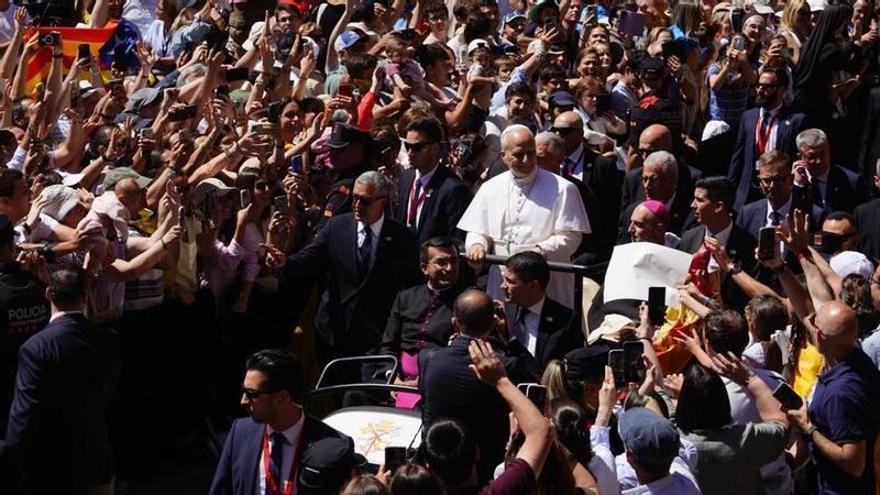 El papa León XIV eleva el catalán a los pies de la Moreneta 