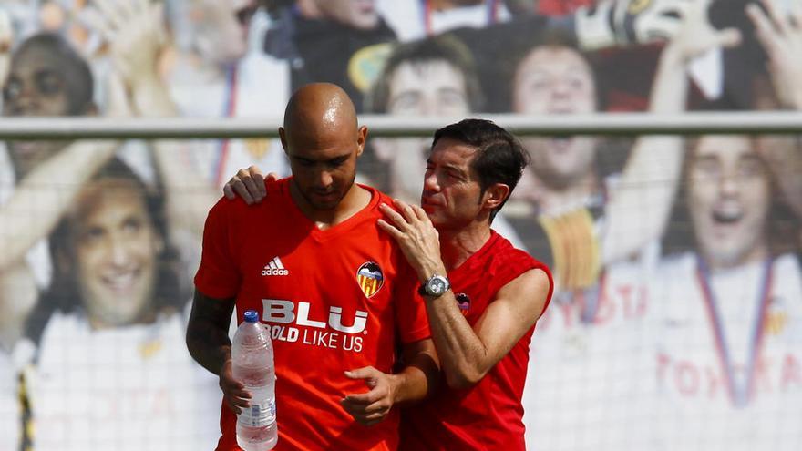 Zaza y Marcelino bromean en el entrenamiento de esta mañana.