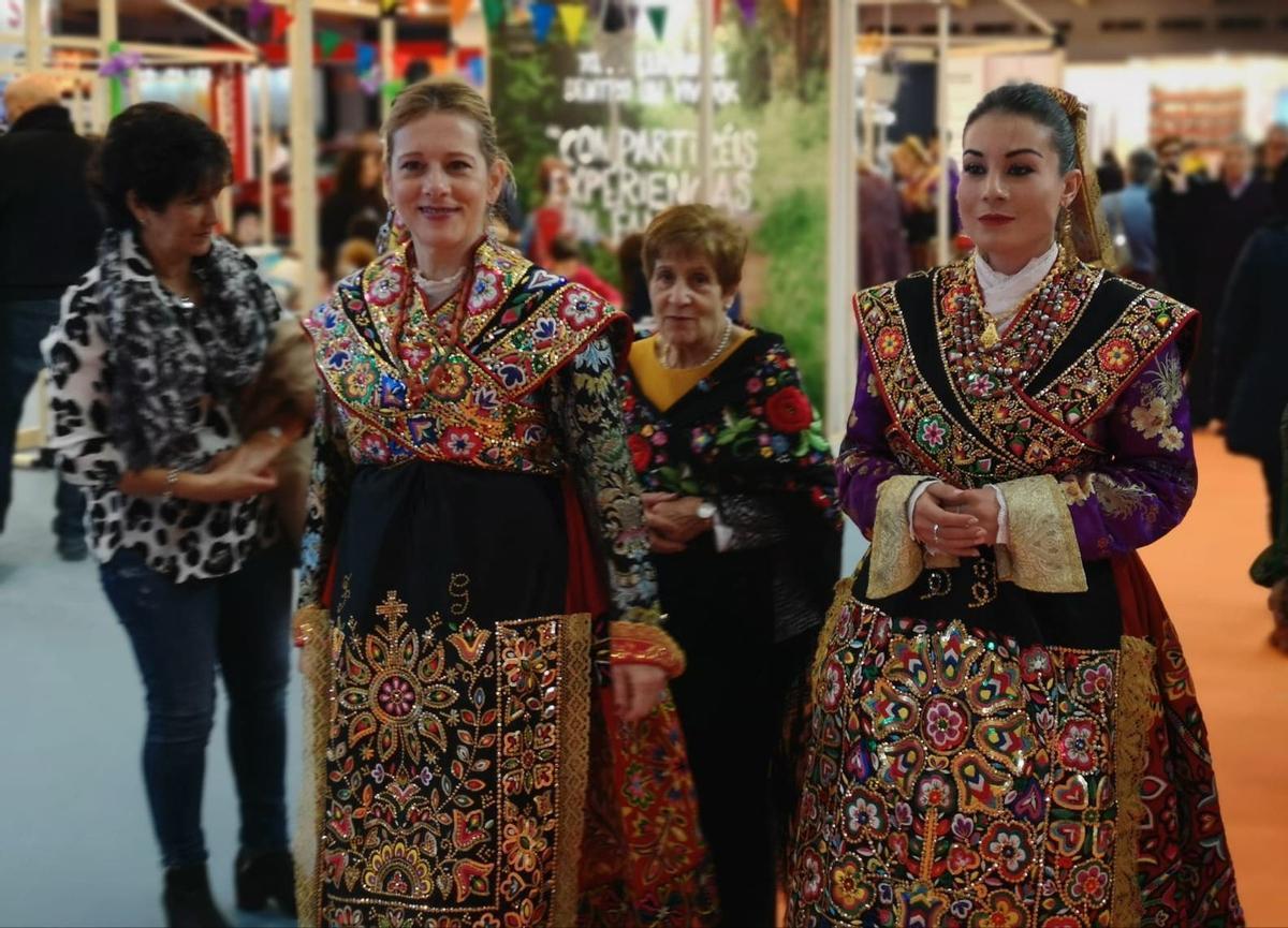 GRUPO DE MUJERES CON LOS TRAJES TIPICOS CARBAJALINOS. 25 ENERO. 5 ENCUENTRO PROVINCIAL DE AGUEDAS.