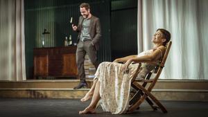 Eduard Buch y Emma Vilarasau, en una escena de ’La resposta’.