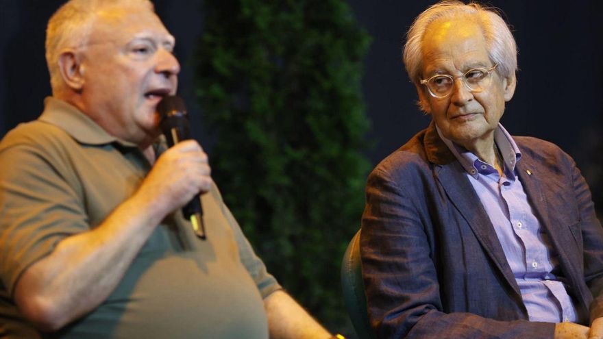Por la izquierda, Enrique del Teso y Andrés Rábago, ayer, en el Antiguo Instituto. | ÁNGEL GONZÁLEZ