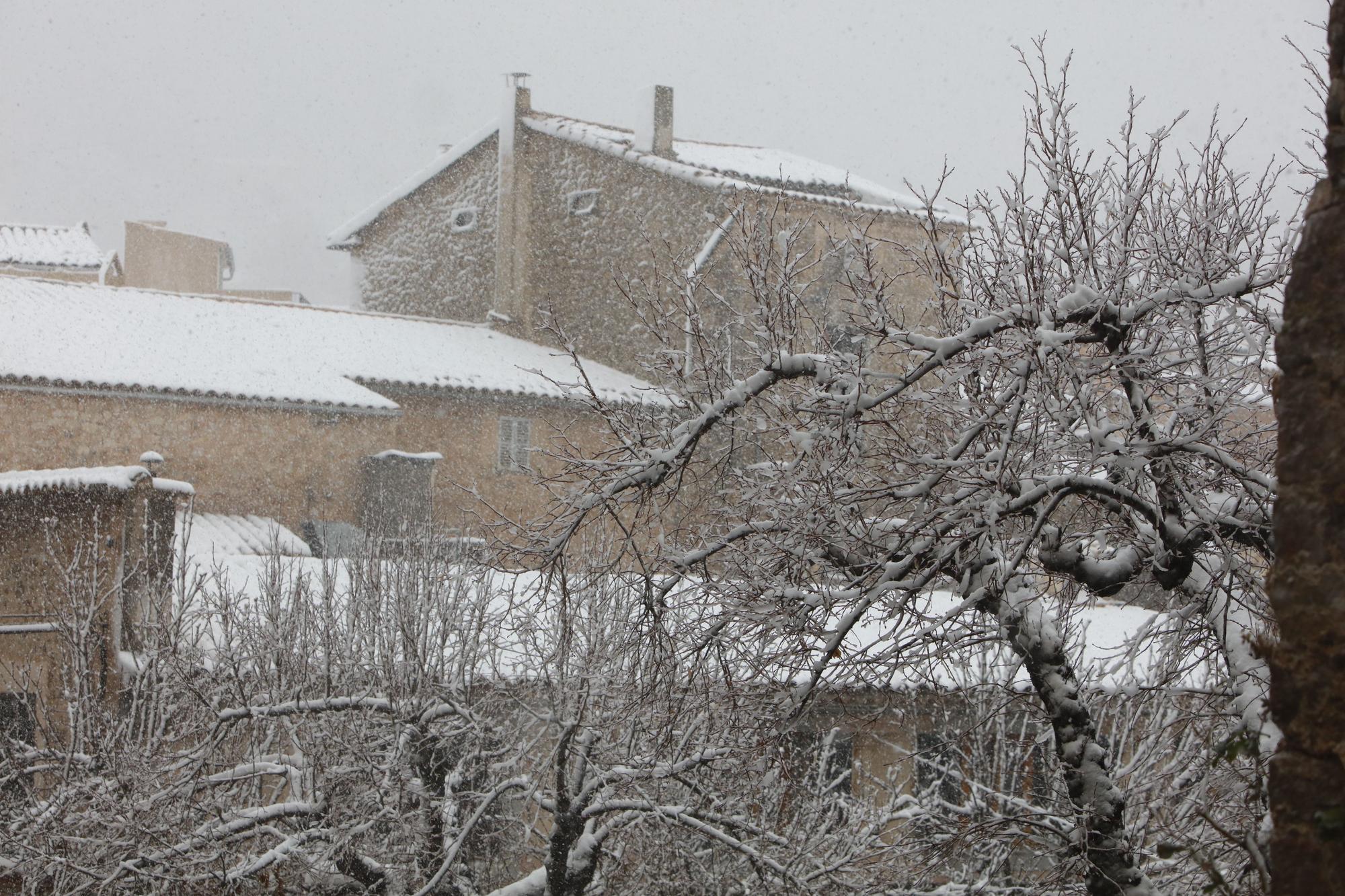 Malerisches Mallorca: Valldemossa im Schnee