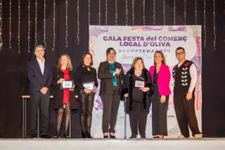 Oliva rinde homenaje a seis comercios por su trayectoria y por su reciente jubilación