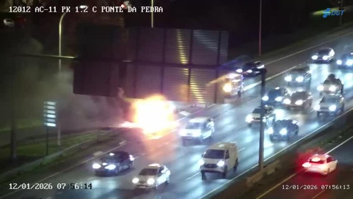 Incendio de un vehículo esta mañana en A Coruña, en Alfonso Molina --sentido entrada-- a la altura de Matogrande.