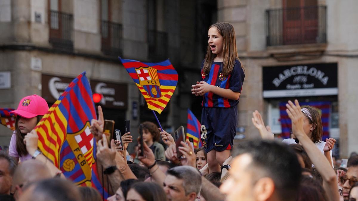 El Barça femenino celebra en la plaça Sant jaume