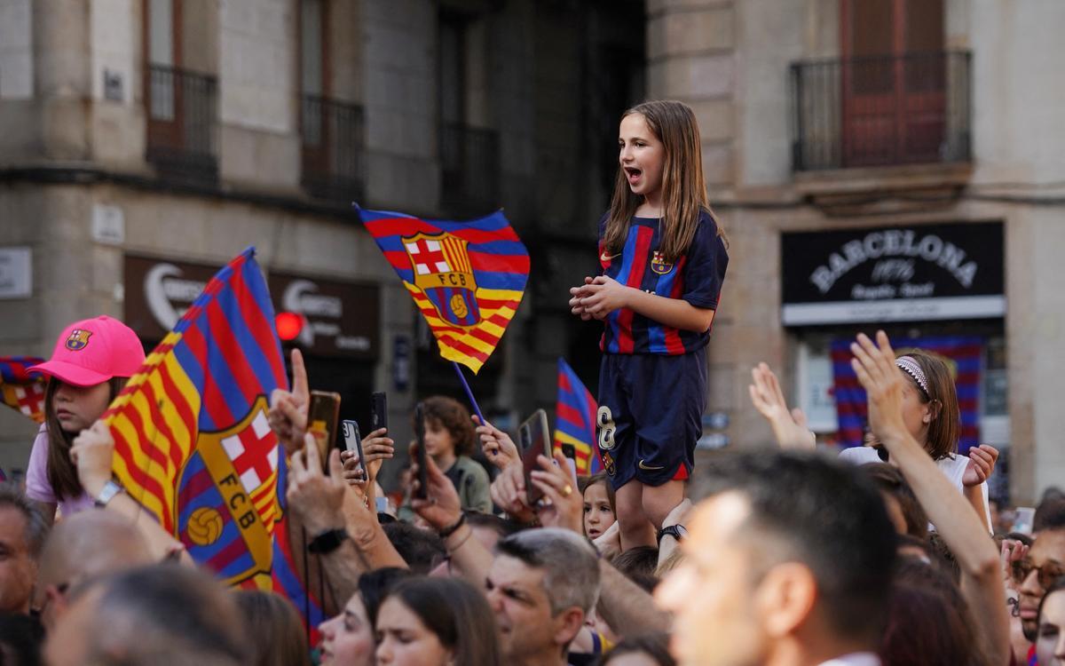 El Barça femenino celebra en la plaça Sant jaume