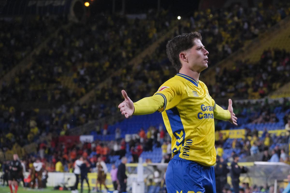 Estanis Pedrola celebra su gol ante el Valladolid en el Estadio de Gran Canaria.