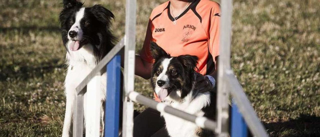 Silvia López Valcárcel, con sus perros Apu y Cata, en la pista de entrenamiento. // Óscar Corral