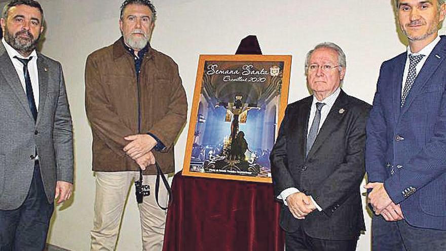 El alcalde junto al autor, presidente de la federación y excronista.