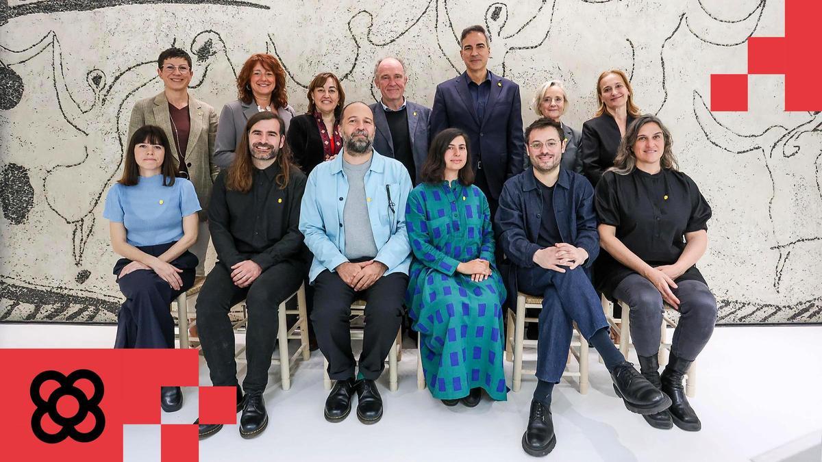 Arriba, de izquierda a derecha: Filo Cañete Carrillo, Laia Bonet, Sílvia Paneque, Guim Costa Calsamiglia, Iñaqui Carnicero, Marta Vall-llossera y Teresa Táboas; abajo, de izquierda a derecha, el equipo curatorial 'Becoming': María Giramé, Pau Sarquella, Tomeu Ramis, Carmen Torres, Pau Bajet y Mariona Benedito, en la sede del Col·legi d'Arquitectes de Catalunya, este lunes. / Anna Mas