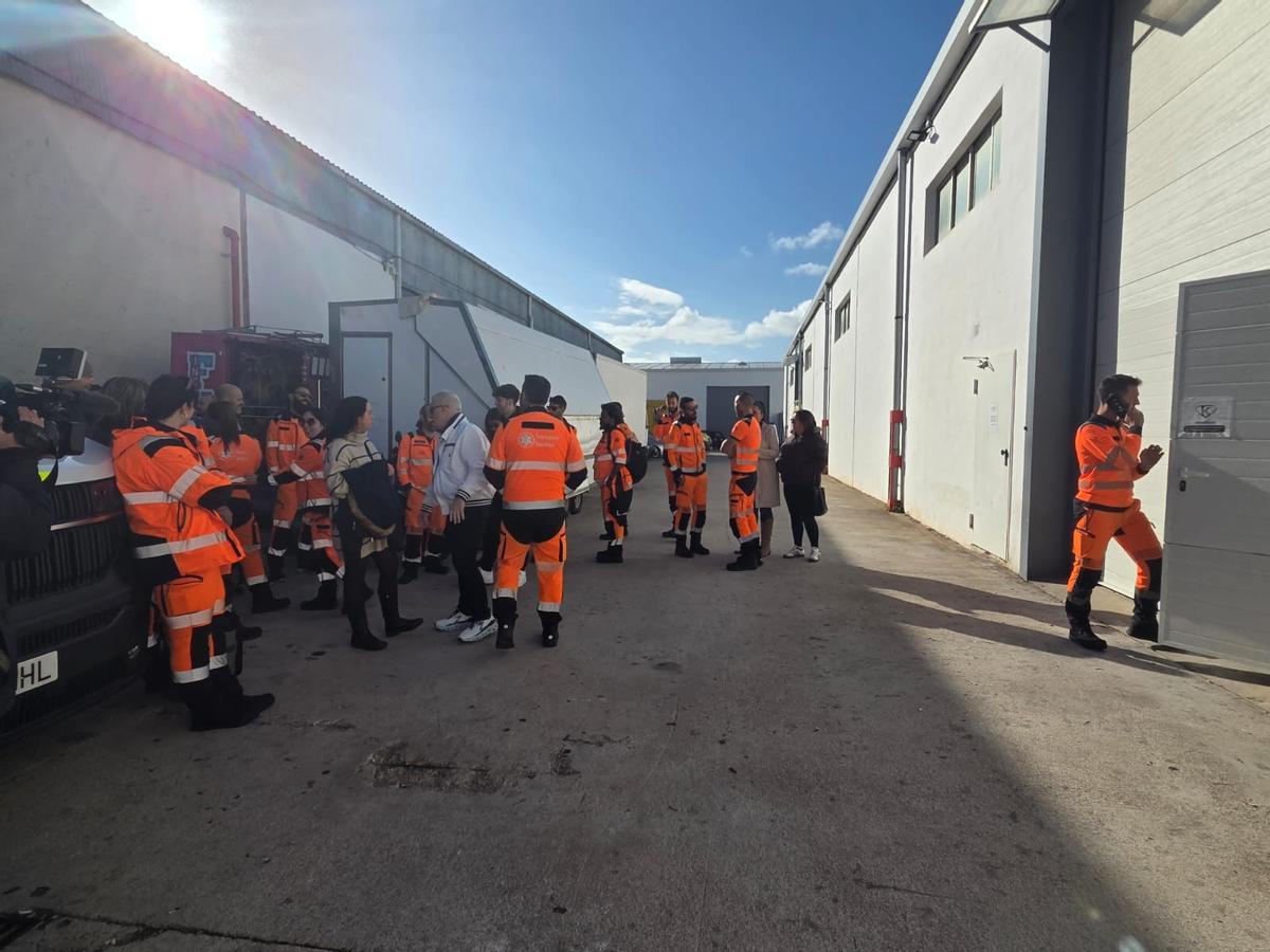 El acto de apoyo ha coincidido con el cambio de turno de los profesionales en la base del GSAIB en el polígono de Son Castelló.