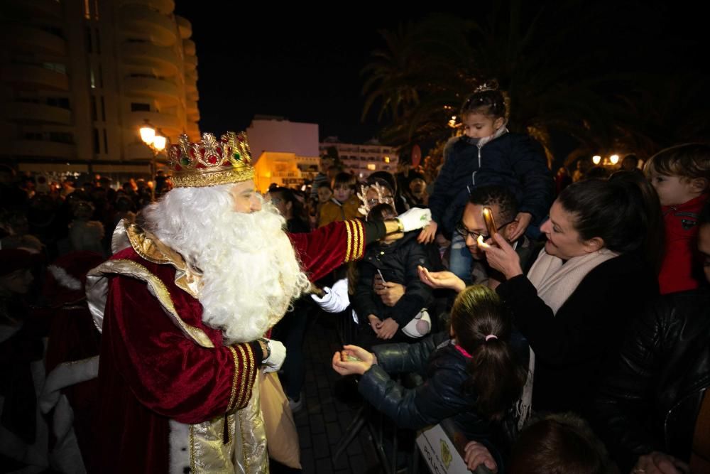 Los Reyes Magos, escoltados por pajes reales y bailarinas, reparten entre el público 800 kilos de caramelos y gominolas