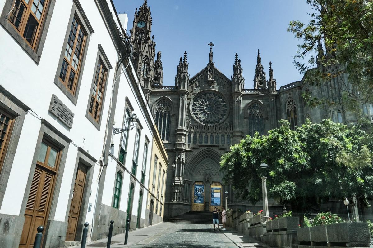 La calle Reloj, con la iglesia de Arucas.