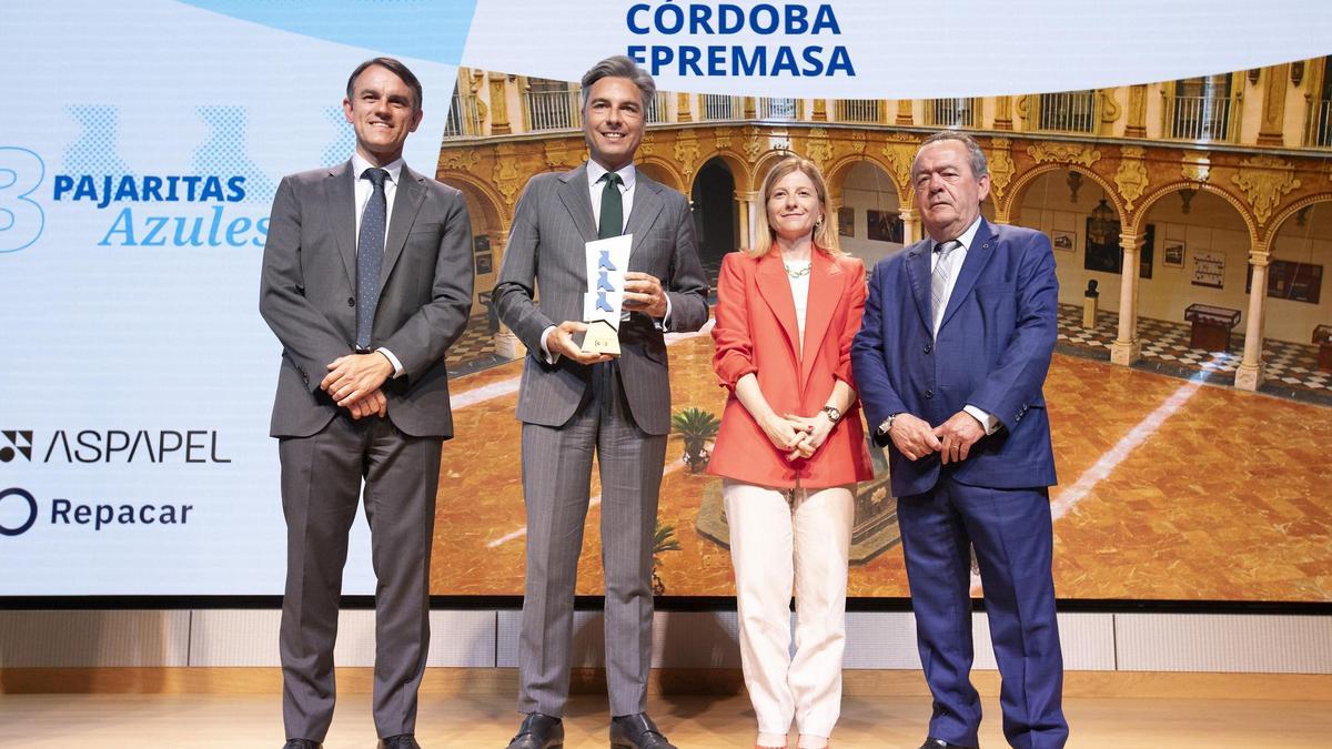Reconocen a la Diputación de Córdoba con la 'Pajarita Ilustre' por su compromiso con el reciclado.