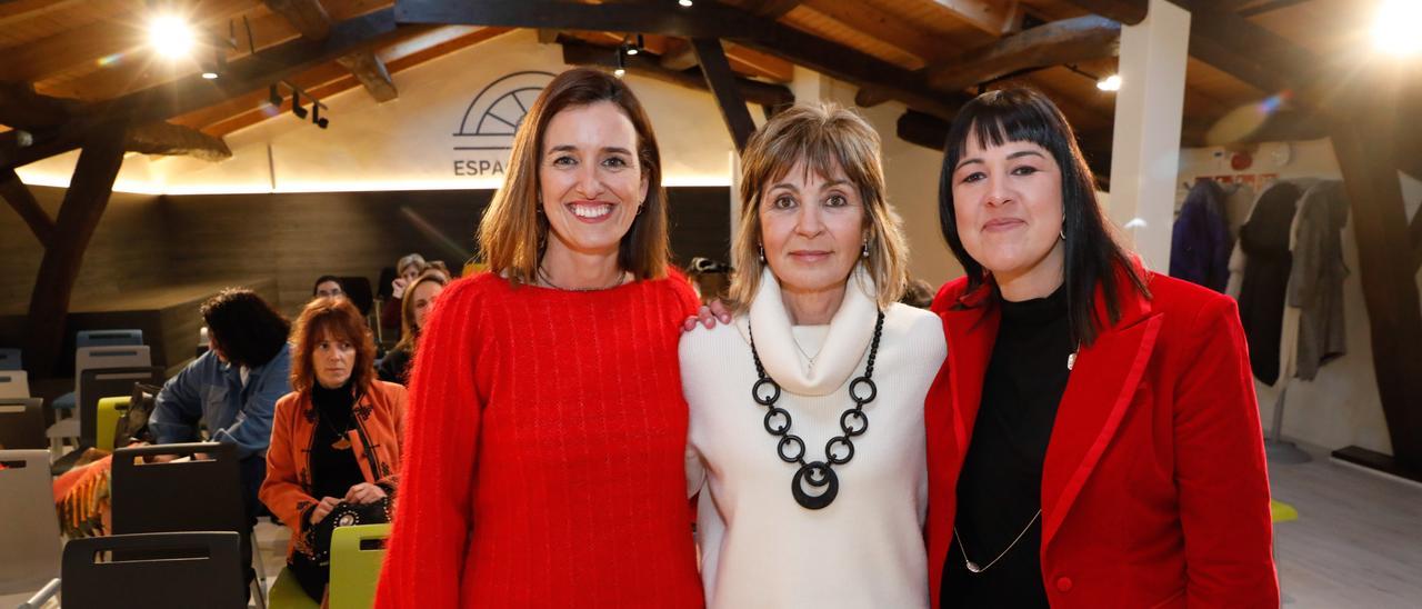 Ana Carrau, Teresa Busto y Patricia Gómez Leiva, ayer, antes del inicio del acto en Maqua.