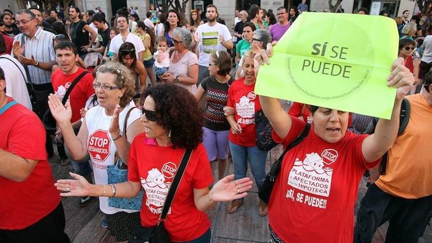 Manifestantes contra los desahucios en Málaga, en una imagen de archivo.