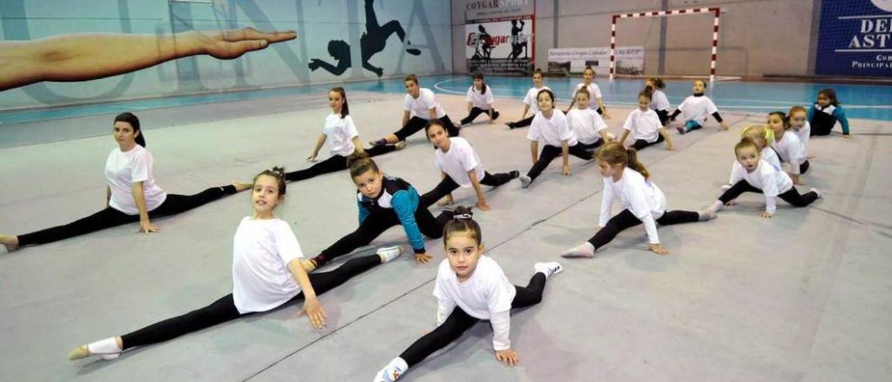 Las integrantes del equipo de competición y de las escuelas de Aller, durante un entrenamiento.