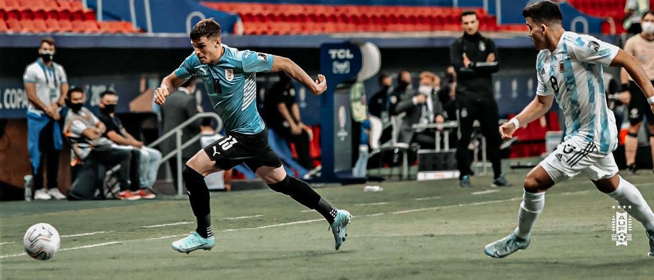 Giovanni González, en un partido de Uruguay contra Argentina