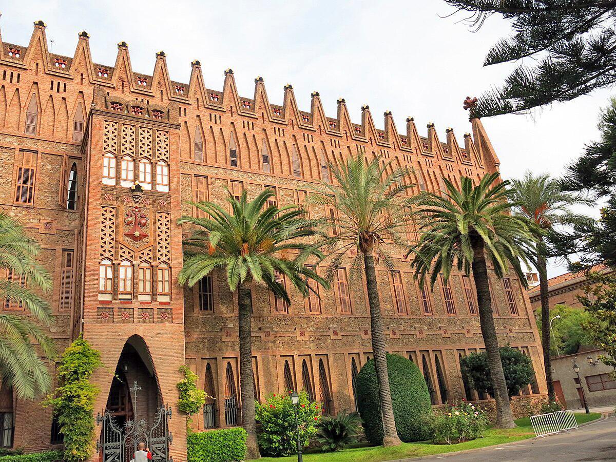 Fachada del Col·legi de les Teresianes, de Antoni Gaudí