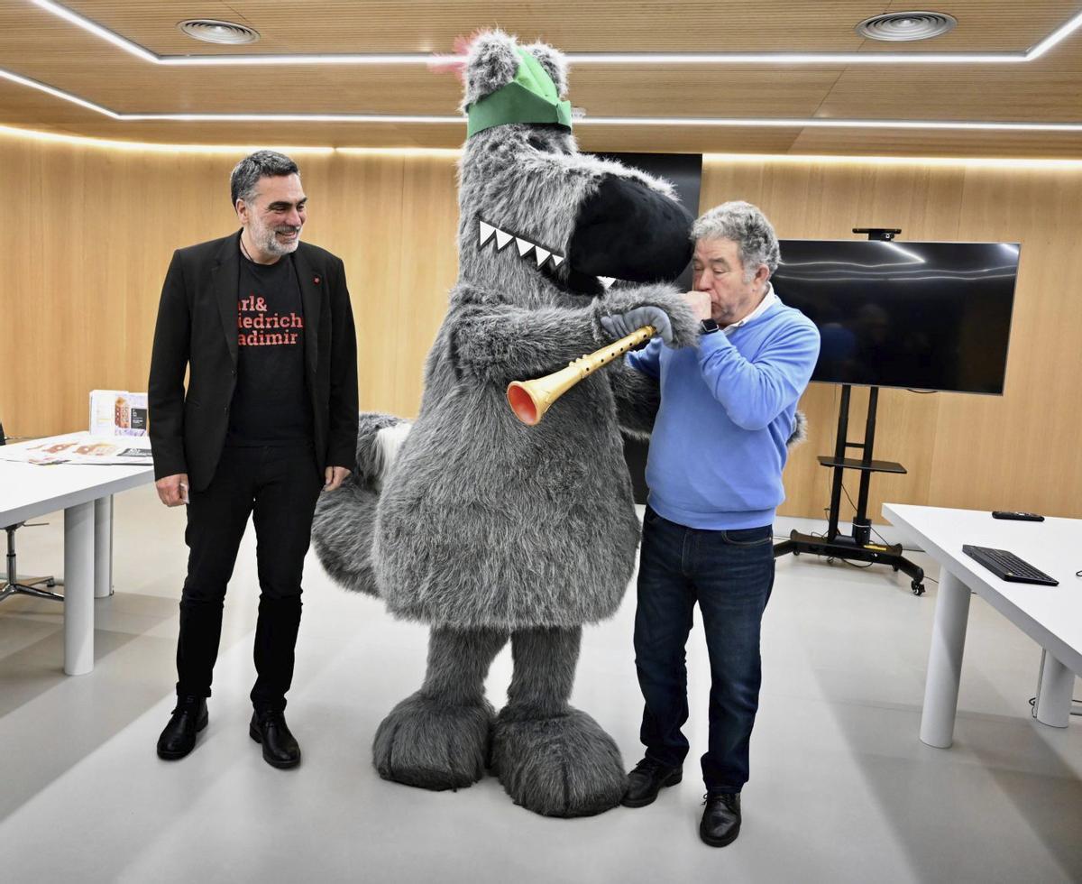 O alcalde toca a vuvuzela de Orbil xunto ao concelleiro Demetrio Gómez.