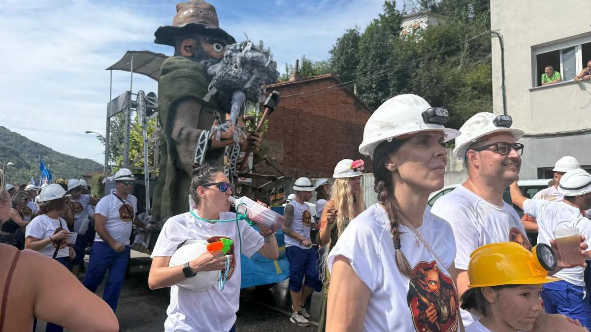 Laviana canta “Chalaneru” antes del inicio del desfile hasta Puente d’Arcu para iniciar el Descenso Folklórico del Nalón