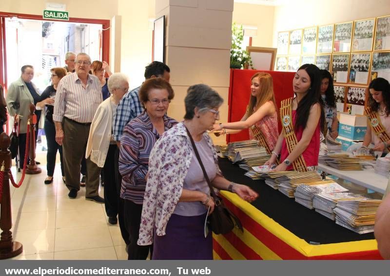 GALERÍA DE FOTOS -- Vila-real reparte el programa de fiestas de Sant Pasqual