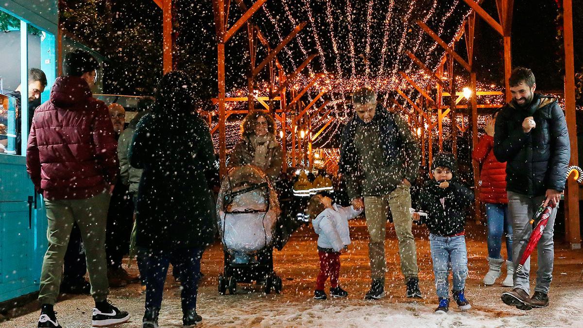 Restricciones en Galicia: una familia pasea en 2019 por el mercadillo de la Navidad en Vigo