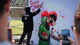 TVBoy hace un grafiti en vivo de su cartel de Sant Jordi y le añade la ‘senyera’: “Es importante que el artista escuche lo que dice la gente”