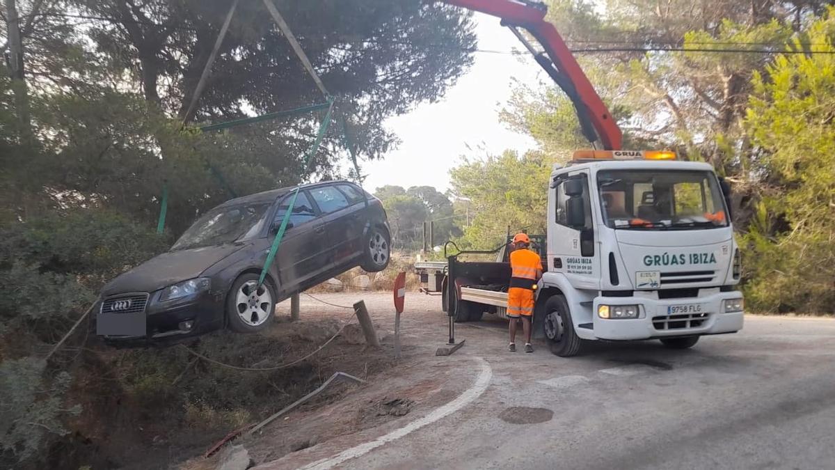 Un equipo de Grúas Ibiza ha retirado el coche.