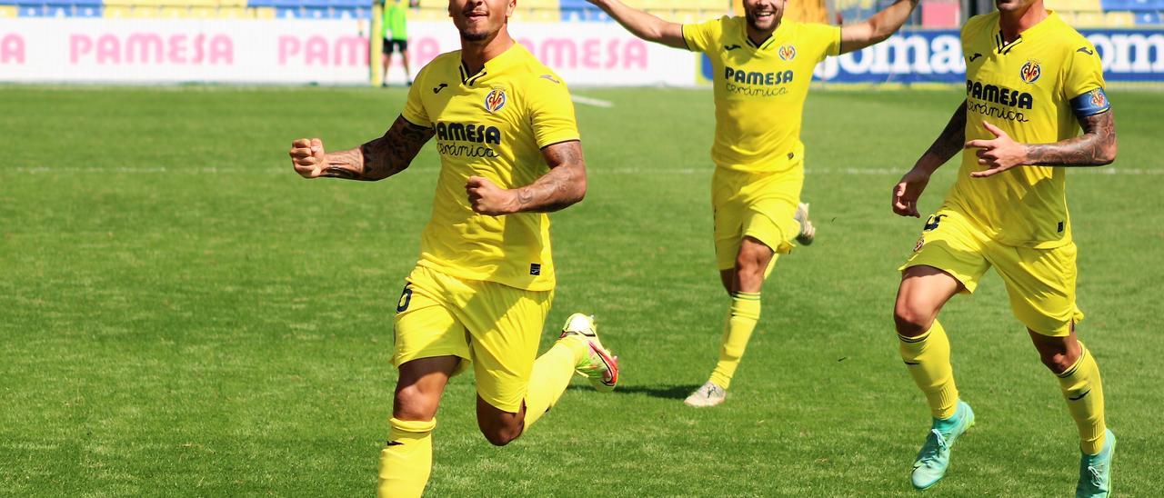 Dani Esmoris celebra el segundo gol con el que dejó sentenciado el partido.