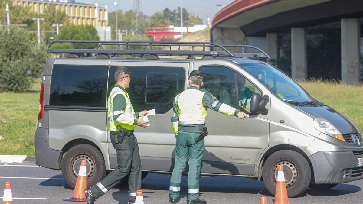 Dos agentes de la Guardia Civil de Tráfico paran a una furgoneta durante la campaña especial de la DGT de vigilancia y control de furgonetas