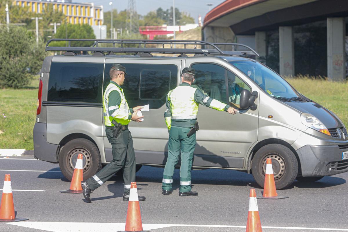 Dos agentes de la Guardia Civil de Tráfico paran a una furgoneta durante la campaña especial de la DGT de vigilancia y control de furgonetas