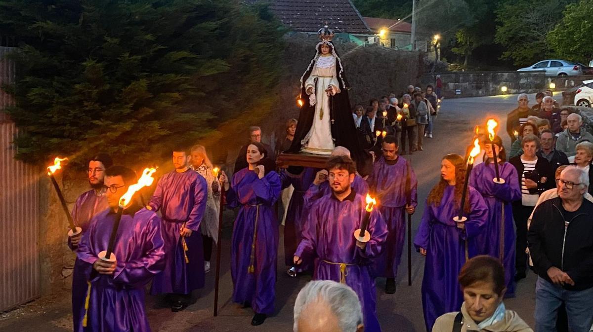 El fuego ilumina la Procesión del Silencio de este viernes. | FDV