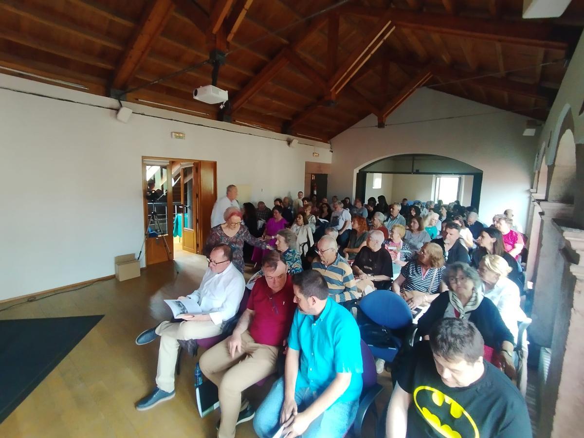 Sala llena de público para la presentación.