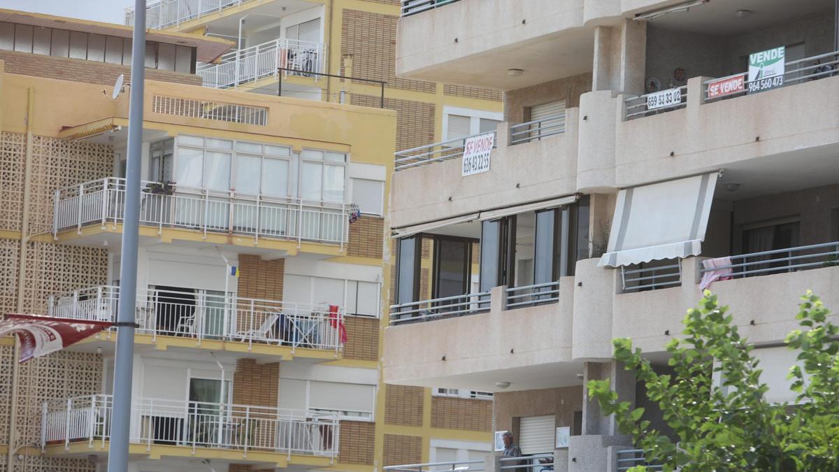 Edificio de apartamentos de Benicàssim con carteles de ‘Se vende’.