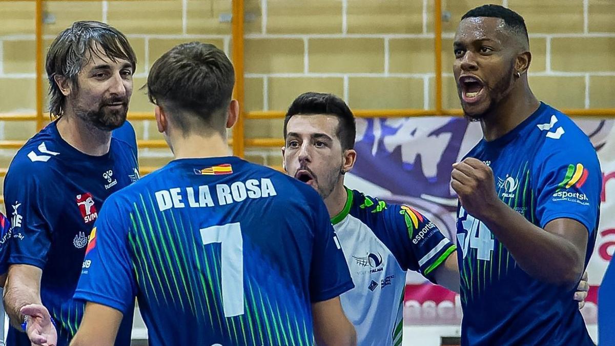 Abel Bernal, José Osado y Manu Furtado celebran un punto en un partido de esta temporada