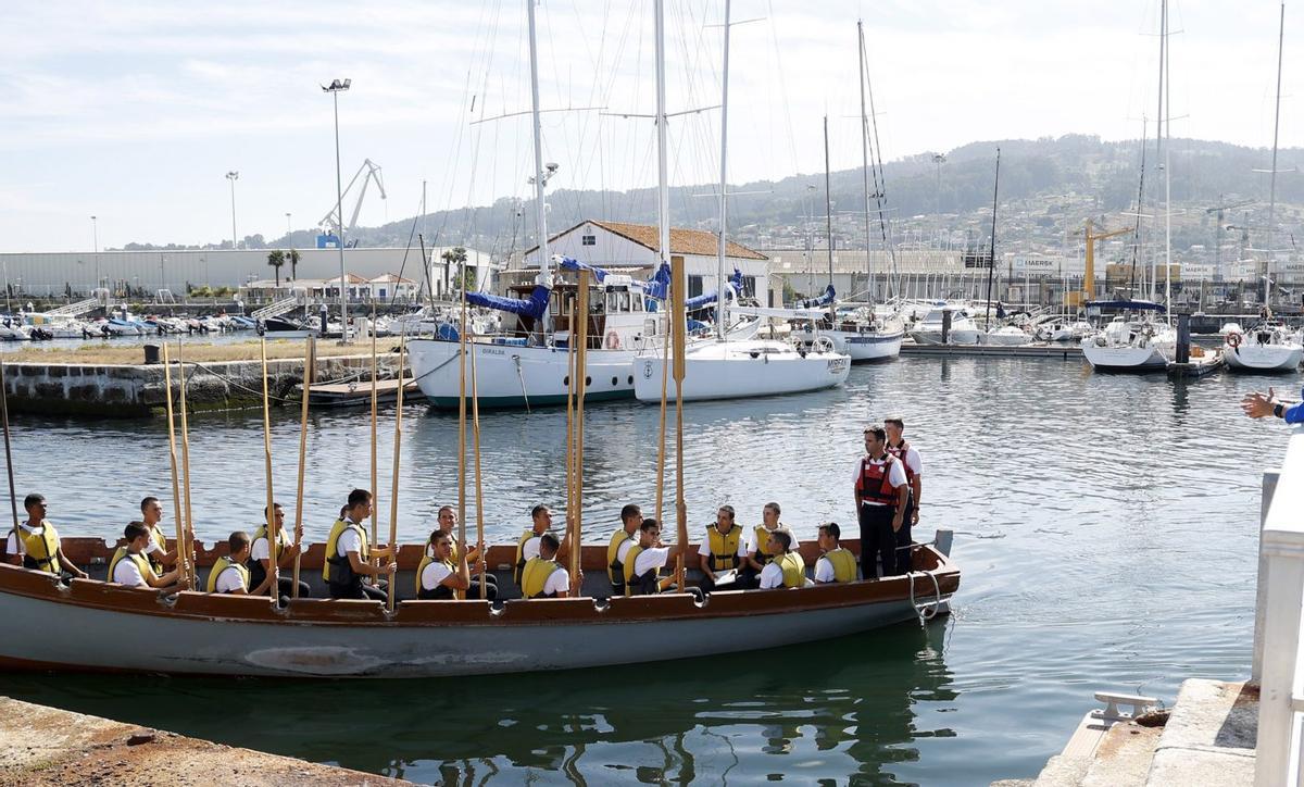 Al fondo, varios veleros atracados en la dársena de la Escuela Naval.