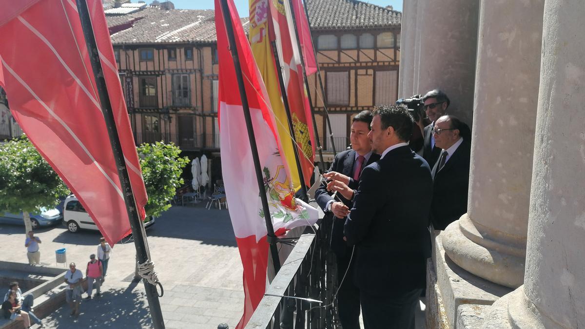 El alcalde y el consejero de la Embajada izan la bandera de Perú en la balconada del Ayuntamiento