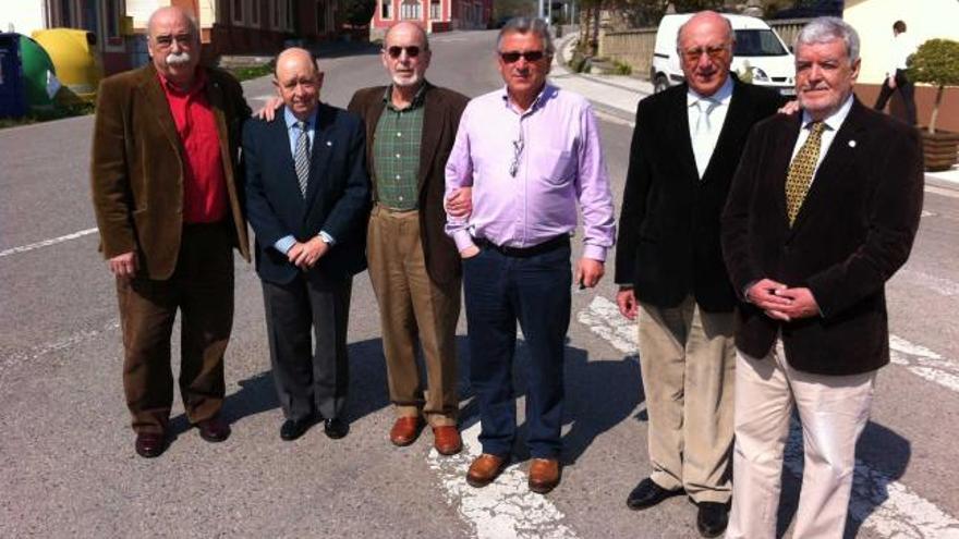 Claudio Menéndez, Manolo Tarralva, Arturo Gutiérrez de Terán, Plácido  Fernández, José Ramón Queipo y José Manuel Arias, ayer, en El Crucero, en Tineo. | pepe rodríguez