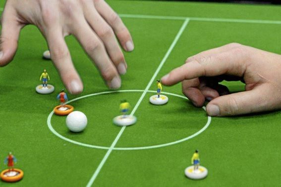 Eine ruhige Hand ist beim Subbuteo gefragt.