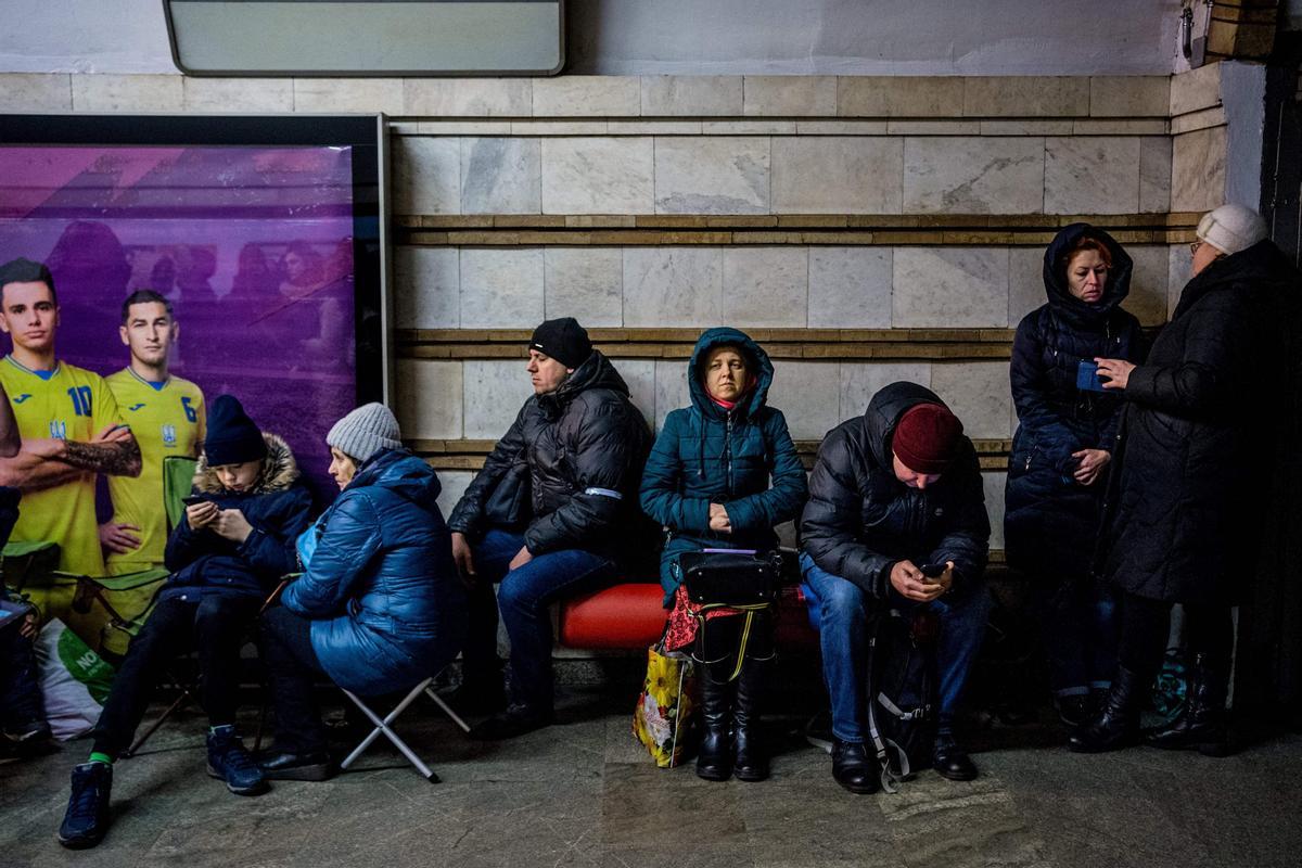 Los residentes se refugian en una estación de metro durante una alarma de ataque aéreo en la capital ucraniana de Kiev el 10 de febrero de 2023, en medio de la invasión rusa de Ucrania.