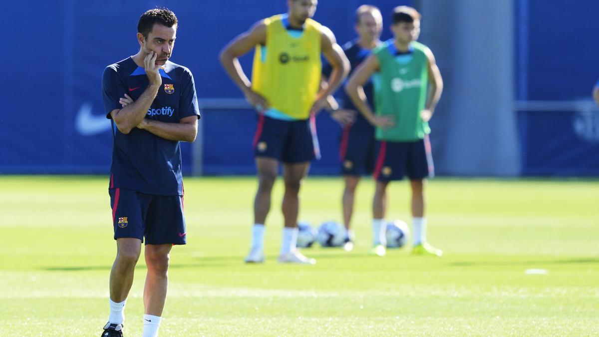 El entrenador del Barcelona, Xavi Hernández, pensativo, durante un entrenamiento