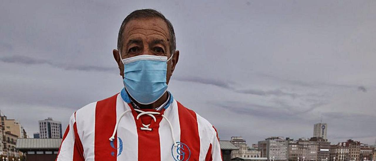 Juan José Rodríguez, “Juanín”, ayer, en el puerto deportivo de Gijón con una foto de su actuación en Televisión Española, ampliada en el recuadro. | Á. G.