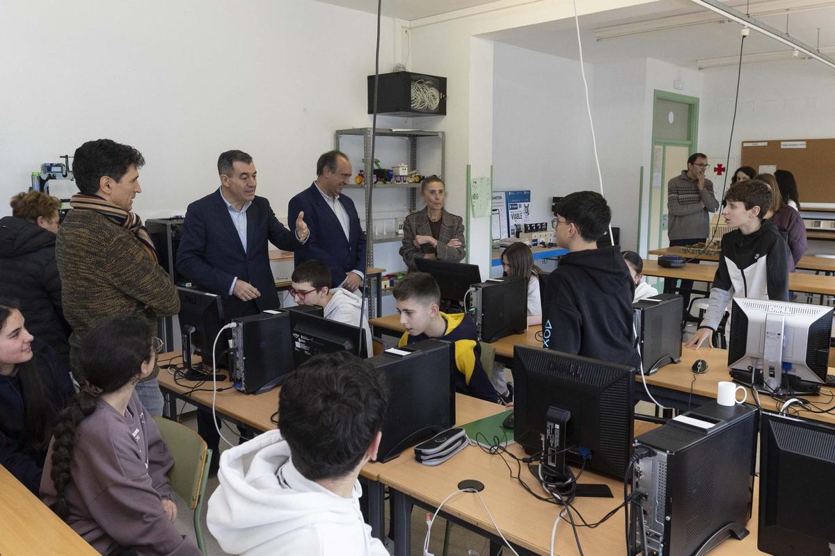 O conselleiro de Educación compartiu un momento cos alumnos do IES de Zas.