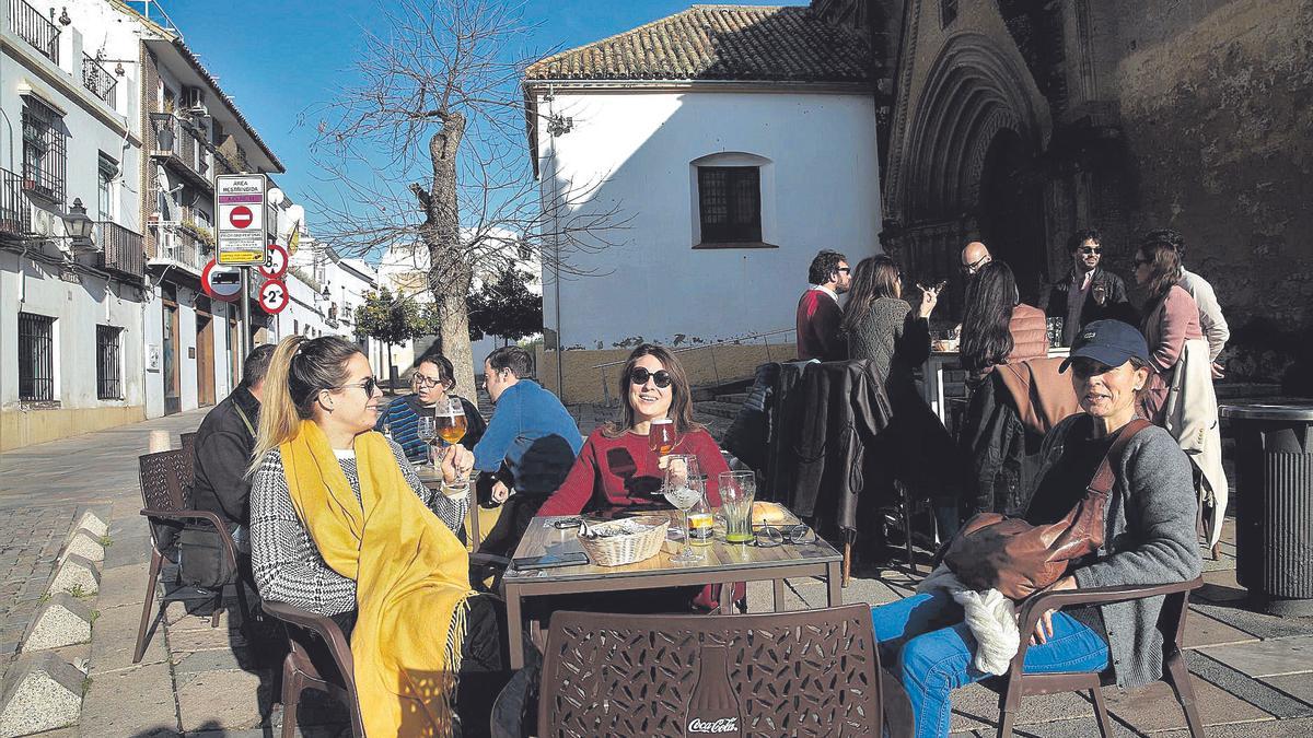 En la imagen, jóvenes en la plaza de Santa Marina